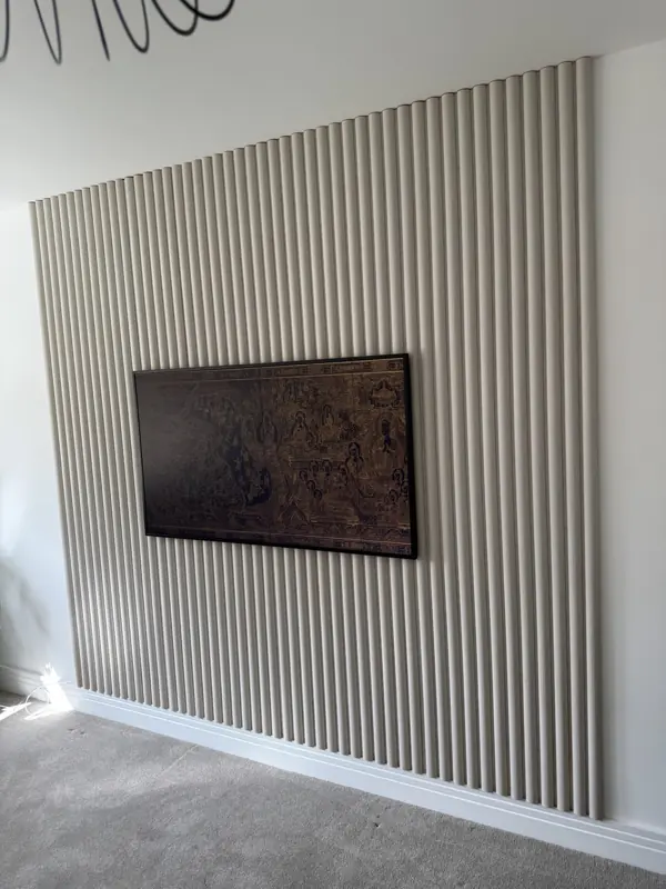 Wall-mounted TV with a fluted wall finish