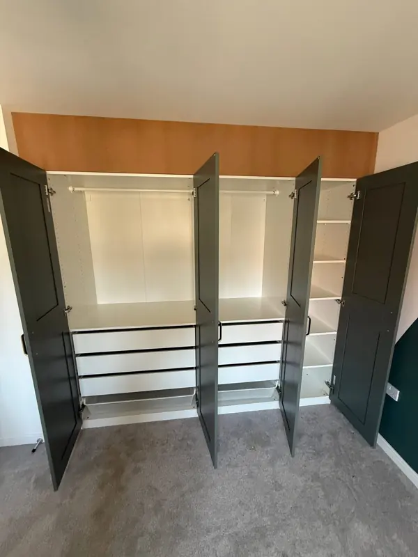 Fitted wardrobe storage